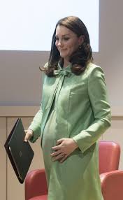 Die bilder zeigen, wie die werdende mutter stolz ihren babybauch zeigt. Kate Middleton Schwanger Herzogin Kate Mit Babywunsch Hier Plaudert Sie Uber Baby Nr 4 News De