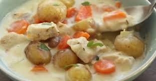Mijote De Poulet Et Legumes Dans Une Sauce Cremeuse A La Mijoteuse Ou Sur La Cuisiniere Cooking Recipes Slow Cooker Chicken Food