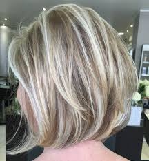 Tousled Layered Blonde Balayage Bob Coupe De Cheveux Moderne Coupe De Cheveux Cheveux Gris Avec Meches