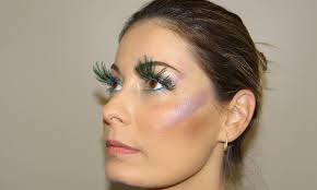 Cílios postiços e detalhes em dourado são opções para maquiagem olímpica