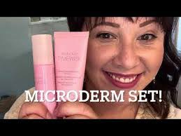 Kimm Moore's Instagram, Twitter & Facebook