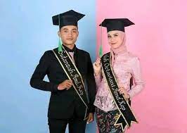 Медиафайл может носить деликатный характер. 11 Inspirasi Gaya Foto Wisuda Bersama Pasangan Menggunakan Kebaya Modern