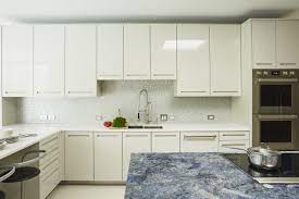 High Gloss Painted Cabinets At Perimeter And Metalized White Bronze Island Cabinets Sport A Reveal Detail Finger Pull Visit Painting Cabinets Kitchen Design
