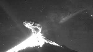 Maybe you would like to learn more about one of these? El Impresionante Momento En Que Un Meteoro Cae Sobre El Volcan Popocatepetl En Mexico Noticias Univision Univision