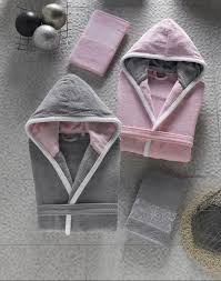 Altinbasak Pasific Aile Bornoz Seti Pembe Gri 2 Adet Pamuklu Kapsonlu Bornoz 2 Adet 50x90 Cm Pamuklu Havlu Beden Bayan M Erkek L Renk Pembe Gri Hediyeler