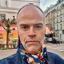 No one feels 'above' anyone else, and not everyone is American. 🤟🏼