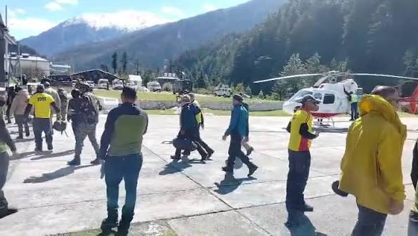 उत्तरकाशी के कालिंदी ट्रेक पर ऑडेन कोल क्षेत्र में फंसे ट्रेकर्स को सुरक्षित  निकालने के लिए चलाया जा रहा रेस्क्यू अभियान सोमवार को ...