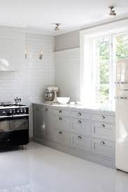Replacing the upper cabinets with open shelving has become a popular trend in recent years. No Upper Cabinets Cottage Kitchen Interior Magasinet