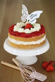 Mit frischen erdbeeren, quark und holunderblütensirup. Fruchtigfrische Erdbeertorte Fur Alleeeeee 3 Mamagluck Kuchenzauber