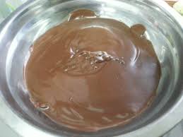 Siapkan blender kemudian blender bubuk cokelat dengan gula pasir, tambahkan sedikit air kemudian sisihkan terlebih dahulu. Cara Buat Coklat Homemade Sedap Guna Bahan Bahan Sunah