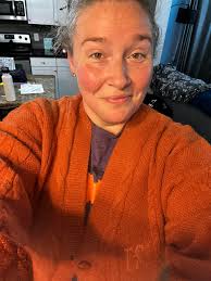 Does pink raiders beanie match swiftie style?