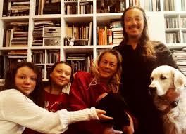 Oct 15, 2019 · the crowd applauds swedish teen activist greta thunberg as she speaks at the fridays for future denver climate strike on october 11, 2019 at civic center park in denver, colorado. Buch Der Aktivisten Familie Thunberg Steigt Auf Platz 2 Ein Buchreport