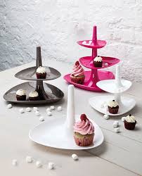 Alzata per torte , composta da piani in plastica resistente di colore trasparente , e da tanti cristalli che la rendono unica nel suo genere. Cake Stand Le Piu Belle Alzatine Per Torte E Cupcake Lifestyle