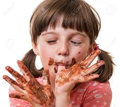 Resultado de imagen para NIÑA COMIENDO CHOCOLATE