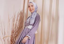 Keduanya dapat menggambarkan suasana santai dan menenangkan. Warna Hijab Yang Cocok Untuk Baju Ungu Lilac