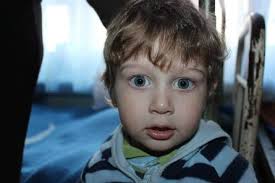 هيدا الطفل سوري اسمه ريان السعدي اسم ابوه :محمد السعدي اسم امه : منى النحاس  موجود عند مغفر الدرك بالاشرفية ابو للصبي توفى بالانفجار المرفأ امه بالعناية  المشددة بمشفى دار الشفاء على