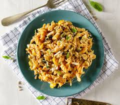 Un'altra pasta di legumi velocissima, autunnale, saporita. Fusilli Di Lenticchie Rosse Bio Con Pesto Di Cavolo Nero Pomodori Secchi E Anacardi Rosebymary