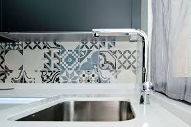 Si estás cansado de los revestimientos convencionales, aquí tienes algunas ideas innovadoras para diseñar las paredes de casa con un resultado impresionante. El Revestimiento De Las Paredes De Tu Cocina Cocinas Soinco