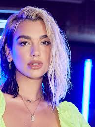 Born 22 august 1995) is an english singer and songwriter. Dua Lipa S Dark Brown Hair Is Back By Popular Demand See The Photos Allure