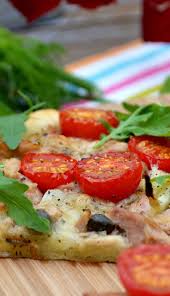 Une Pizza Au Thon Mozzarella Et Tomates Cerises Pizza Thon Fenouil Confit Recette Pizza