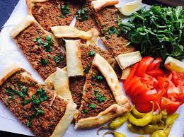 Fladen Mit Hackfleisch Kiymali Pide Tarifi Turkische Rezepte Turkisches Essen Rezepte Rezepte Hackfleisch