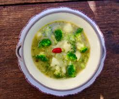 Fate cuocere per 15′, unite quindi le cimette dei broccoli e cuocete ancora per pochi minuti; Zuppa Di Broccoli E Patate Martino Ragusa Il Blog