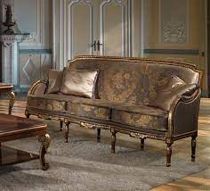 Unsere klassischen sofas, egal ob chesterfield sofas oder zeitgemäße sofas. Klassisches Sofa Mit Golddetails Idfdesign