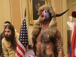View people they know with court records. Detuvieron Al Manifestante Que Invadio El Capitolio Vestido De Guerrero Sioux
