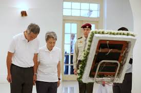 Mr lee hsien loong is delivering his eulogy and i just want to hug him. Lee Kuan Yew S Son Faces A Changing Singapore Wsj