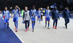 Der kolumbianer leitet die kugel sofort weiter in den lauf von gnabry, der halbrechts in die box dringt und jarstein aus zehn metern mit einem schuss in die linke ecke keine chance lässt. Nach Dem Pokal Aus Gegen Den Fc Bayern Hertha Bsc Stolz Und Mude Sport Tagesspiegel