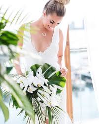 The classic bouquets of roses will always be an inspired choice when you want to create a good impression. 1f7plf3eufve4m