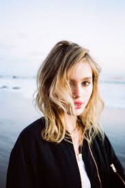 Con i capelli particolarmente crespi l'ideale è un taglio medio corto, leggermente sfilato, da tenere sempre sotto controllo con spuntatine regolari, evitando . Tagli Capelli Crespi Acconciature Per Capelli Crespi E Gonfi