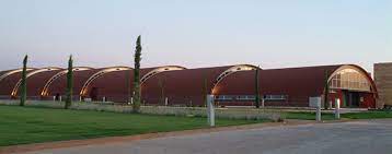 Bodega estilo chateaux francés rodeada de viñedos, con un edificio de almagro (ciudad real). Evadium Pack Enologico Con Visita A Bodega Y Comida Maridaje Entre Vinedos En Ciudad Real