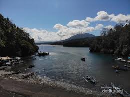 Jika ya, maka pembaca sedang berada di blog travel yang benar! Menuju Perkampungan Nelayan Lewat Pintu Kota Kecil