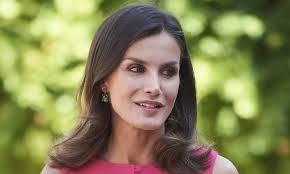 In spain, the wedding ring is worn by the couples on the right hand. Queen Letizia Summer Style Queen Spain S Letizia Just Wore The Perfect Wedding Guest Dress