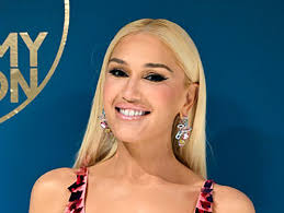 Gwen Stefani Shines in Pink Pumps With Blake Shelton & Jimmy Fallon