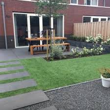 Kindvriendelijke Tuin Met Kunstgras En Grote Tegels Hoveniersbedrijf Van Den Heuvelhoven Small Backyard Landscaping Garden Design Layout Backyard Landscaping