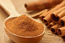 Kayu manis sering dijadikan sebagai bumbu atau memiliki aroma yang kuat dan juga rasa yang manis dan sedikit pedas menjadikan kayu manis sebagai primadona dalam hal rempah rempah. Khasiat Kulit Kayu Manis Keluarga