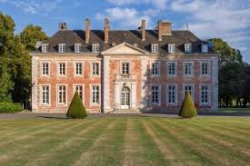 Château de fontainebleau was first built in the 12th century as a hunting lodge for the french kings, but fell into disrepair by the 15th century. Chateau A Vendre Proche De Bernay Ivan Ballini Estates