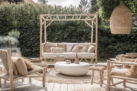 Geno coffee table in white high gloss with rotation. Bazar Bizar The High Gloss Coffee Table White