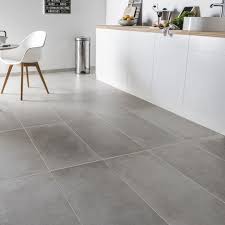 Un Carrelage Rectangulaire Gris Dans Une Cuisine Carrelage Interieur Carrelage Gris Cuisine Blanche Et Bois