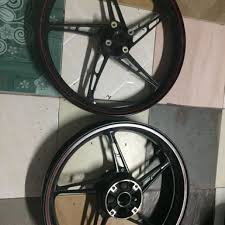 Yang datang beli tayar sport rim ni bukan sahaja dari orang setempat tapi yang jauh. Asal Enkei 3 Batang