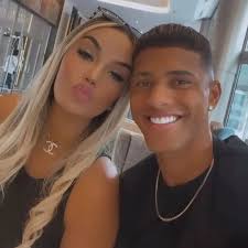 FOTO Ulovila si bohatého 18-ročného futbalistu: Čo myslíte, mohla by mu byť  mamou?