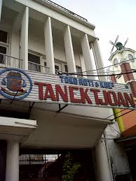 Untuk dua perusahaan roti ini, jenis roti yang dijual lebih bervariasi dengan harga rp 3.000 per potong. Melancong Di Jakarta Yuk Kompasiana Com