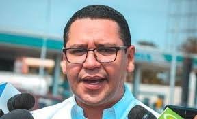 política 𝐓𝐨𝐦𝐚𝐬 𝐌𝐨𝐧𝐚𝐬𝐭𝐞𝐫𝐢𝐨𝐬 𝐥𝐞 𝐚𝐜𝐨𝐧𝐬𝐞𝐣𝐚 𝐚  𝐑𝐨𝐝𝐫𝐢𝐠𝐨 "𝐝𝐨𝐫𝐦𝐢𝐫 𝐜𝐨𝐧 𝐮𝐧 𝐨𝐣𝐨 𝐚𝐛𝐢𝐞𝐫𝐭𝐨 𝐜𝐨𝐧  𝐋𝐚𝐫𝐚 𝐚 𝐬𝐮 𝐥𝐚𝐝𝐨 El militante de Libre, Tomas Monasterios, le da  un consejo a Rodrigo Paz, dormir "con