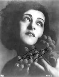 Who is Laurette Taylor dating? Laurette Taylor boyfriend, husband