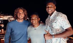 Από το 2016 είναι σε σχέση με τη μαράια ριντλσπρίγκερ. Giannhs Antetokoynmpo Kalamata Times