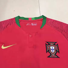 Deze prachtige fan uitvoering van het portugal voetbalshirt is gemaakt van 100% polyester van hoge kwaliteit. Sale Voetbalshirt Portugal 2018 Thuis Goedkopevoetbalshirts Replica Com