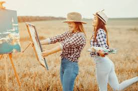 2.773 kostenlose bilder zum thema nackte frauen. Zwei Schone Madchen Die Auf Einem Gebiet Zeichnen Kostenlose Foto