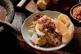 Makanan tradisional adalah segala jenis makanan olahan asli indonesia, khas daerah setempat, mulai dari makanan lengkap, selingan dan minuman, yang cukup kandungan gizi serta bisa dikonsumsi oleh masyarakat daerah tersebut. Perlu Tahu 7 Menu Makanan Sehat Tradisional